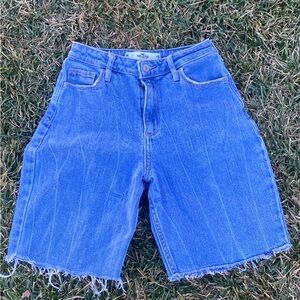 Hollister Curvy High Rise Mom Jean Bermuda Waist Denim Jean Shorts Medium Wash